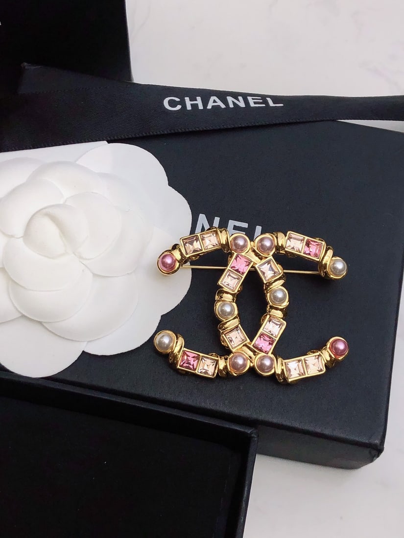 CHANEL: CHANEL understands women's jewelry best. Women who have poured their hearts and souls into being themselves often cherish the meaning of brooches. A wonderful gift for you or your loved one. We offer 