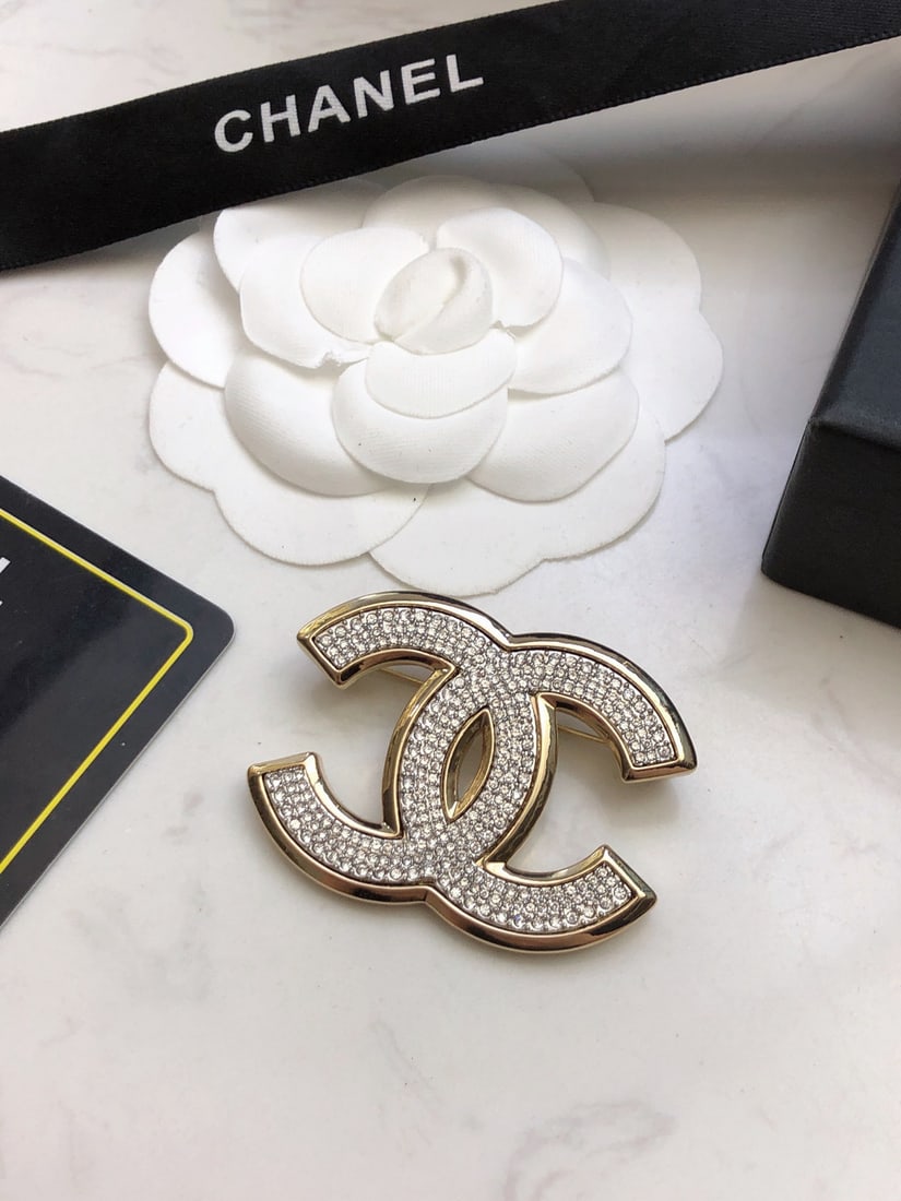 CHANEL small brooch: CHANEL small brooches are the most understanding accessories for women. Women who have poured their hearts and souls into being themselves often cherish the meaning of brooches. A wonderful gift for y