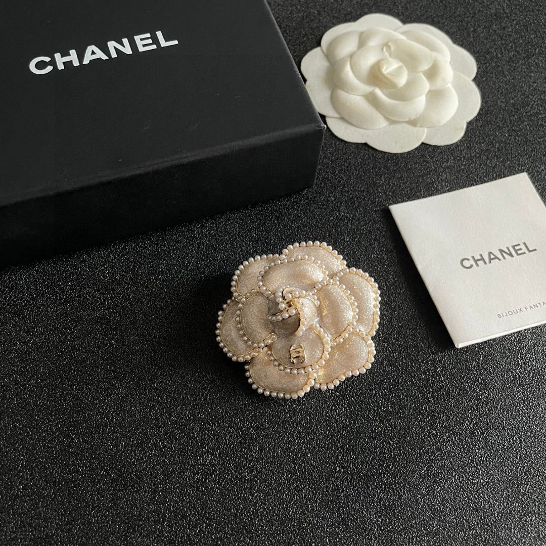 CHANEL brooch: CHANEL brooches are the most understanding accessories for women. Women who have poured their hearts and souls into being themselves often cherish the meaning of brooches. A wonderful gift for you or 
