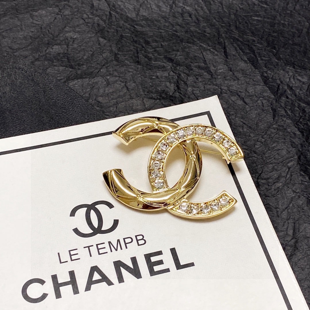 CHANEL Brooch: CHANEL brooches are the most understanding accessories for women. Women who have poured their hearts and souls into being themselves often cherish the meaning of brooches. A wonderful gift for you or