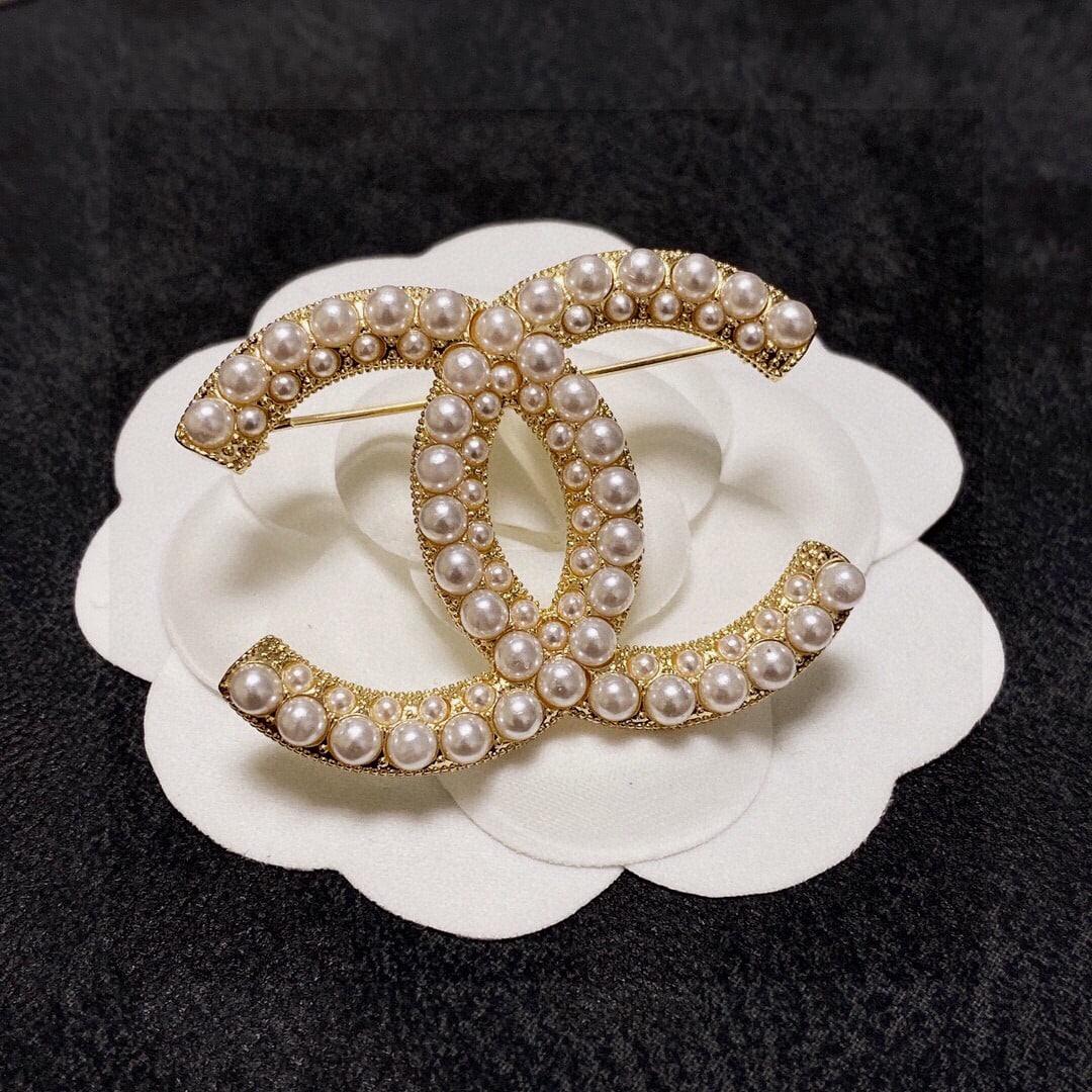 CHANEL brooch: CHANEL brooches are the most understanding accessories for women. Women who have poured their hearts and souls into being themselves often cherish the meaning of brooches. A wonderful gift for you or 