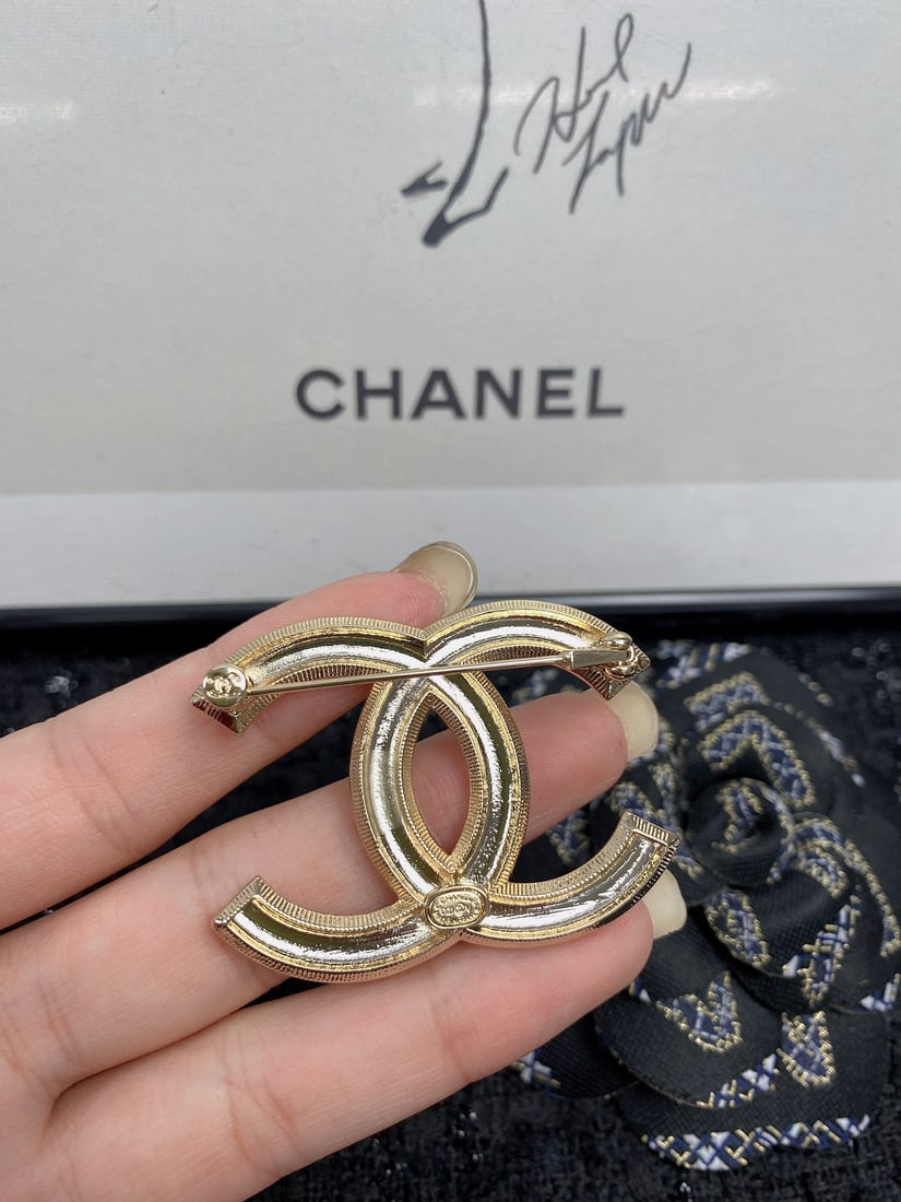 CHANEL brooch: This exquisitely crafted, high-quality, and incredibly beautiful gift is perfect for you or your loved one. We offer consoiled shipping for all goods to our domestic and international customers at