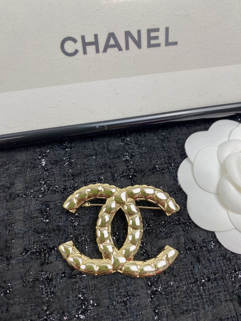 CHANEL brooch: This exquisitely crafted, high-quality, and incredibly beautiful gift is perfect for you or your loved one. We offer consoiled shipping for all goods to our domestic and international customers at