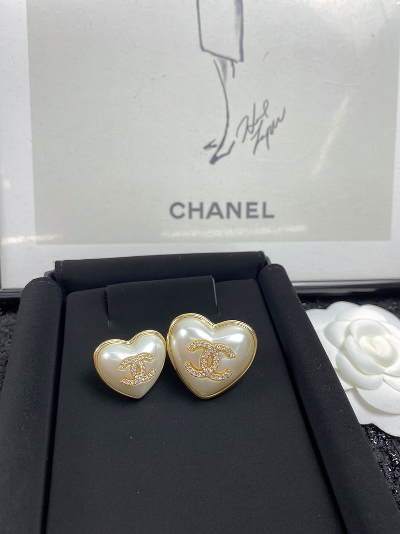 CHANEL brooch: Exquisite and delicate high-quality, incredibly beautiful and ethereal! A wonderful gift for you or your loved one. We offer consoiled shipping for all goods to our domestic and international