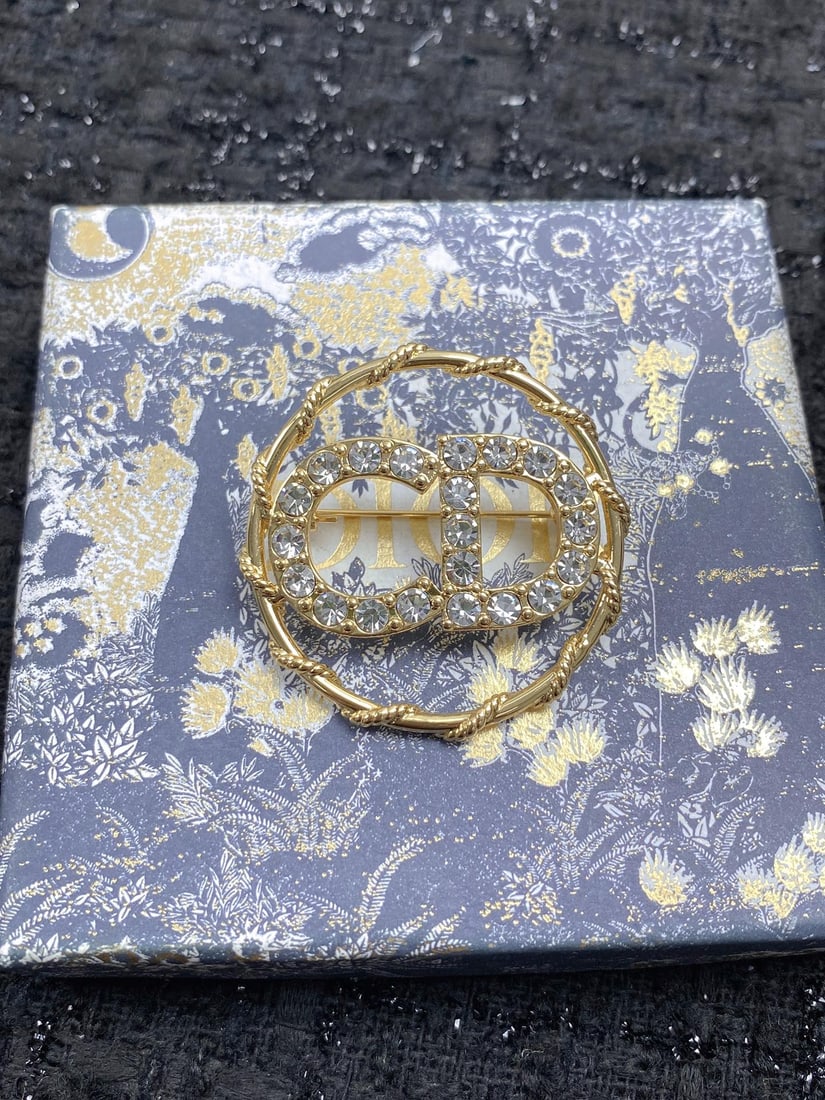 Dior brooch: This exquisitely crafted, high-quality, and incredibly beautiful gift is perfect for you or your loved one. We offer consoiled shipping for all goods to our domestic and international customers at
