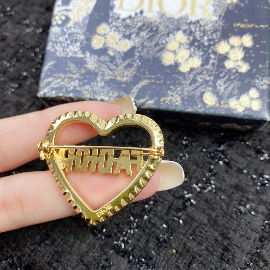 Dior brooch (1 of 8)