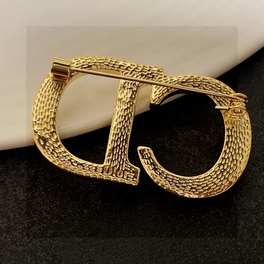 Dior CD letter brooch: The Dior CD letter brooch is incredibly high-quality and an absolute must-have. This piece continues the classic Dior series, combining fashionable elegance with exquisite craftsmanship. It's a must-h