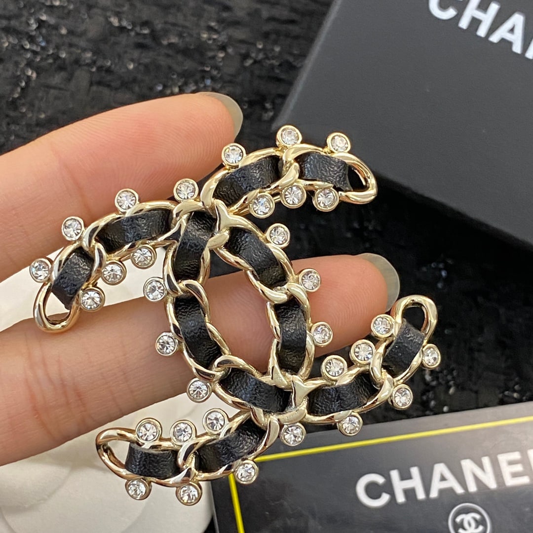 CHANEL brooch: High-quality, classic colors that flatter your skin tone and make you look radiant this season. A wonderful gift for you or your loved one. We offer consoiled shipping for all goods to our domestic