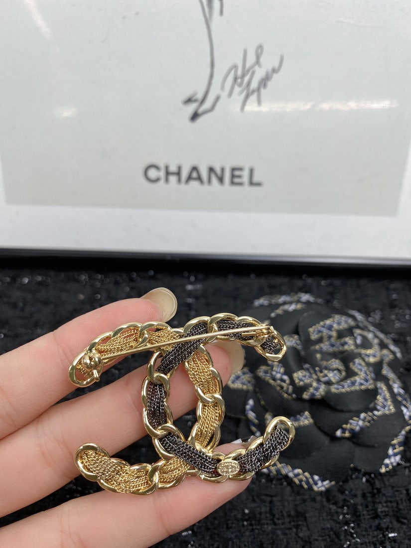 CHANEL brooch - 2
