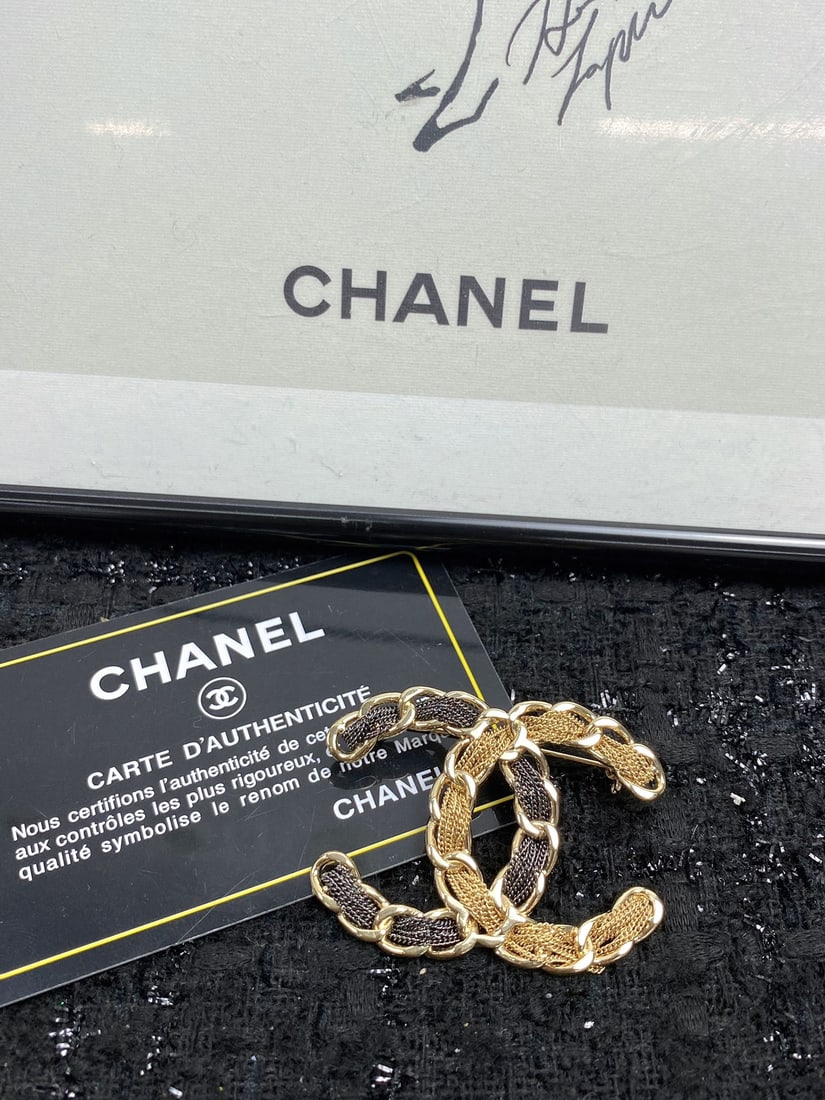 CHANEL brooch - 8