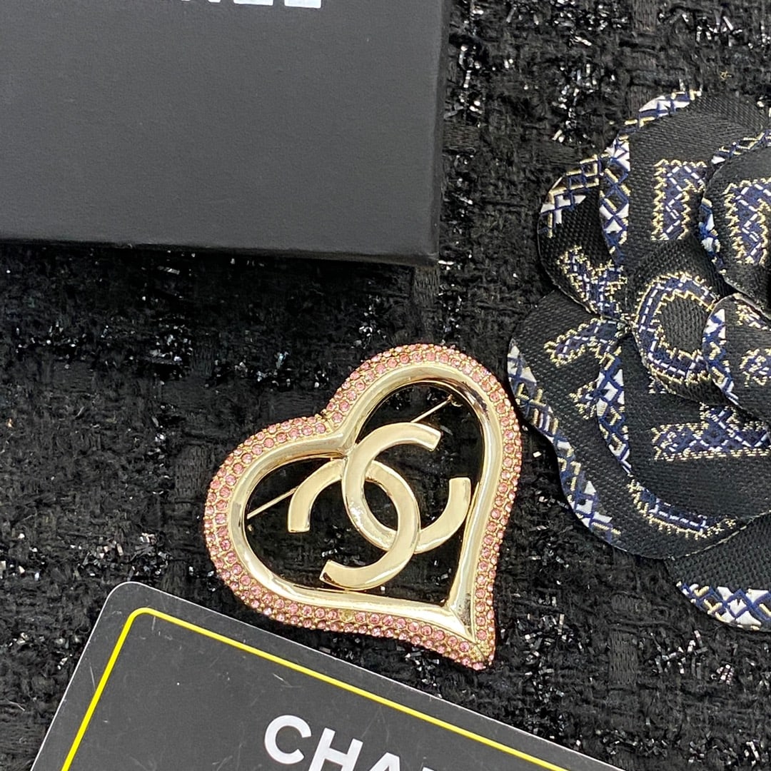 Chanel brooch: This high-quality, super cute heart-shaped design is sure to capture the hearts of any girl. A stylish and elegant must-have for any fairy-like beauty. A wonderful gift for you or your loved one. We