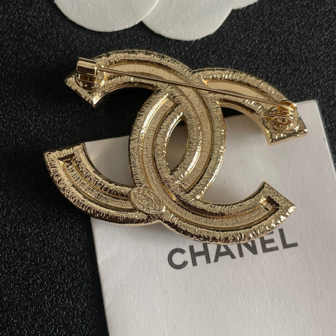 Chanel brooch: CHANEL brooches are the most understanding accessories for women. Women who have poured their hearts and souls into being themselves often cherish the meaning of their brooches. A wonderful gift for y