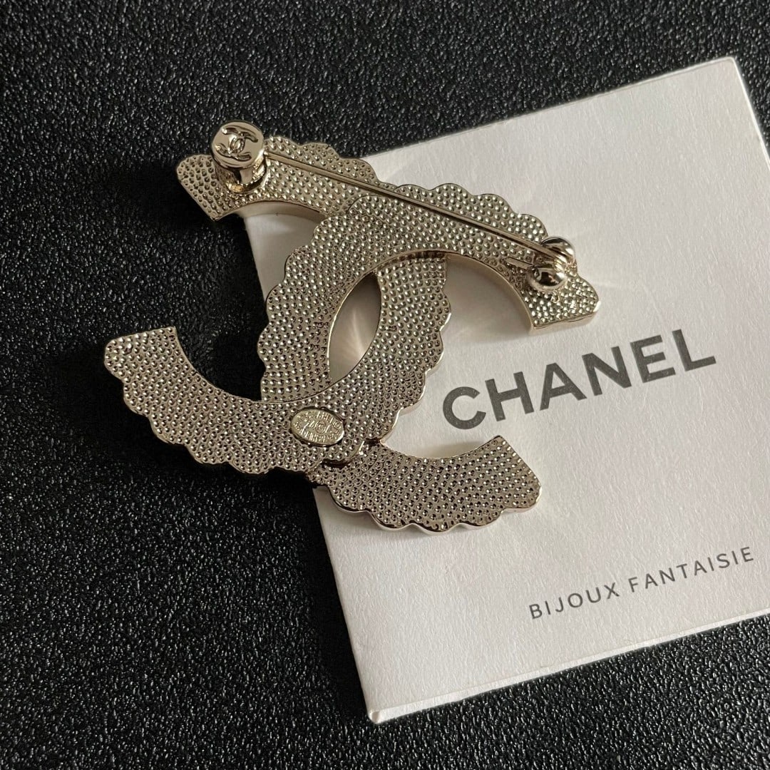 Chanel brooch: CHANEL brooches are the most understanding accessories for women. Women who have poured their hearts and souls into being themselves often cherish the meaning of their brooches. A wonderful gift for y