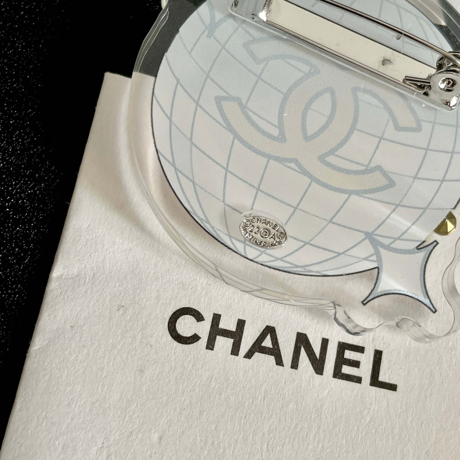 Chanel brooch: CHANEL brooches are the most understanding accessories for women. Women who have poured their hearts and souls into being themselves often cherish the meaning of their brooches. A wonderful gift for y