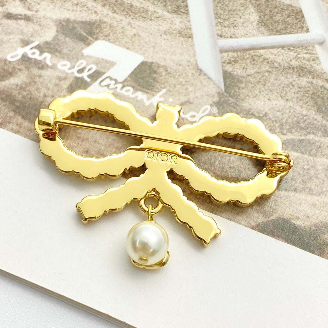 DIOR Gold Rhinestone Openwork Bow Pearl Brooch: This DIOR gold rhinestone openwork bow and pearl brooch features a full rhinestone design and small pearls that refract light like tiny stars, exuding sweetness and elegance. It's a sophisticated piec
