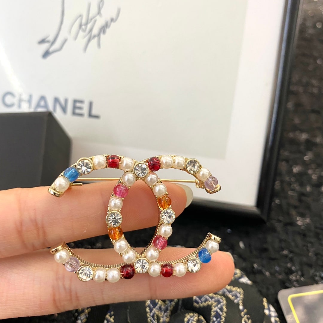 CHANEL brooch: High-quality, classic colors that flatter your skin tone and make you look radiant this season. A wonderful gift for you or your loved one. We offer consoiled shipment for all goods to our domestic
