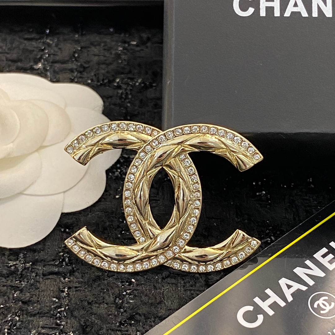 CHANEL brooch: High-quality, classic colors that flatter your skin tone and make you look radiant this season. A wonderful gift for you or your loved one. We offer consoiled shipment for all goods to our domestic an