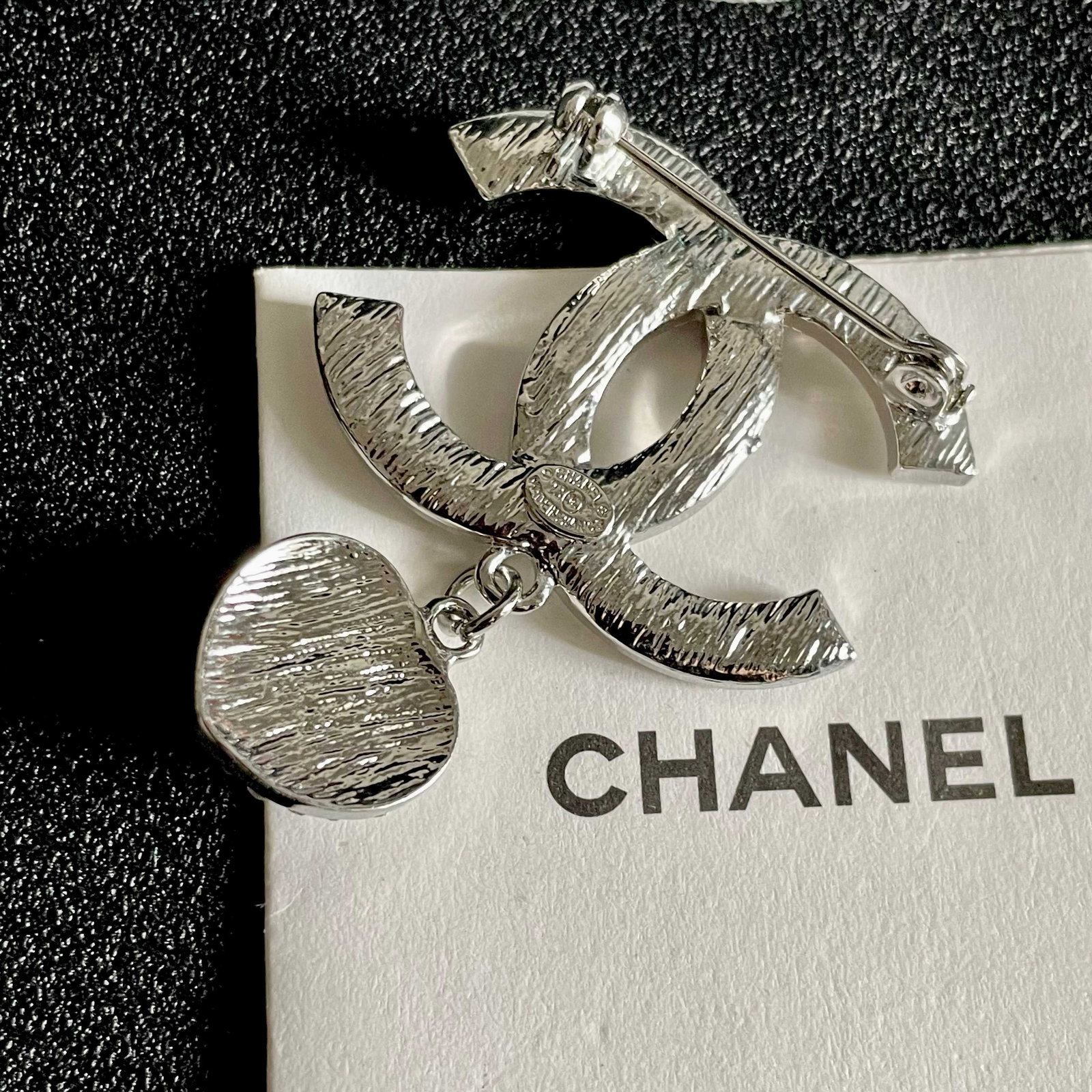 CHANEL brooch: CHANEL brooches are the most understanding accessories for women. Women who have poured their hearts and souls into being themselves often cherish the meaning of their brooches. A wonderful gift for y