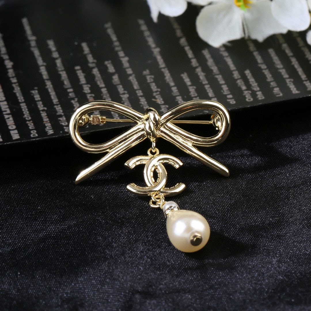 Chanel Bow Collection Pearl Brooch: This Chanel bow-patterned pearl brooch is a subtly stylish and perfectly designed piece. A wonderful gift for you or your loved one. We offer consoiled shipment for all goods to our domestic and inter