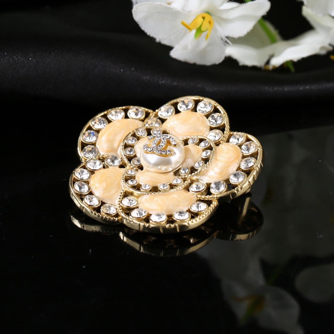Chanel's new colorful brooch: Chanel's new colored brooch is exquisitely crafted in every detail. The design is absolutely stunning, truly gorgeous and ethereal ?C a must-have for any sophisticated young woman. A wonderful gift fo
