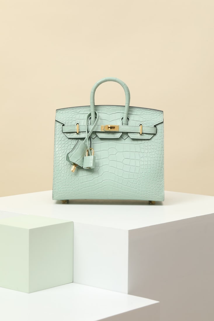 Hermes: Model: BK20 Code: BK2001600 Color: 6U Mint Green Dimensions: Length 20cm x Depth 16cm x Width 11cm Material: Matte American Alligator (pressed square opening) Birkin 20 Alligator Handbag, interior zip