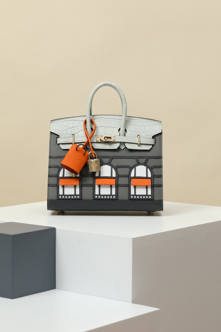 Hermes: Model: BK20 Code: BK200850 Color: 0V Crystal Grey 0L Cumulus Grey H0 Haze Grey 01 White CK93 Classic Orange Dimensions: Length 20 x Depth 16 x Width 11cm Material: Epsom Sombrero Swift Matte Alligator