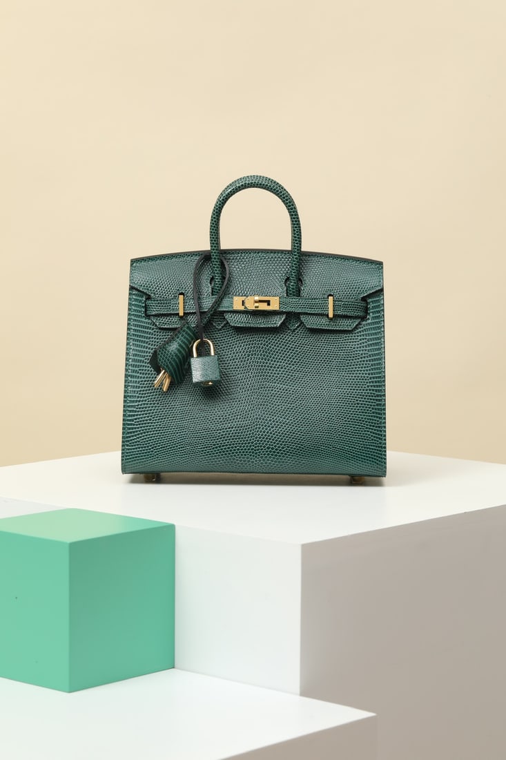 Hermes: Model: BK20 Code: BK200570 Color: Pine Green Dimensions: Length 20cm x Depth 16cm x Width 11cm Material: Lizard Skin (with one strip) Birkin 20 Lizard Handbag Interior Zipper Pocket Leather Lock Made 