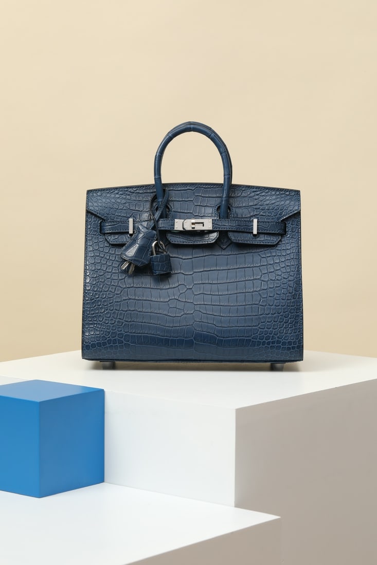 Hermes: Model: BK25 Code: BK2503000 Color: Ai Indigo Dye Dimensions: Length 25cm x Depth 20cm x Width 13cm Material: Matte Saltwater Crocodile (Overturned V) Birkin 25 Crocodile Handbag, interior zip pocket, 