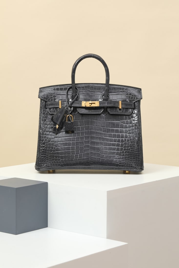 Hermes: Model: BK25 Code: BK2503000 Color: 88 Graphite Grey Dimensions: Length 25cm x Depth 20cm x Width 13cm Material: Glossy Saltwater Crocodile (Overturned V) Birkin 25 Crocodile Handbag, interior zip pock