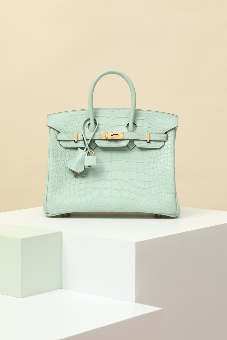 Hermes: Model: BK25 Code: BK2503000 Color: 6U Mint Green Dimensions: Length 25cm x Depth 20cm x Width 13cm Material: Matte Saltwater Crocodile (Overturned V) Birkin 25 Crocodile Handbag, interior zip pocket, 