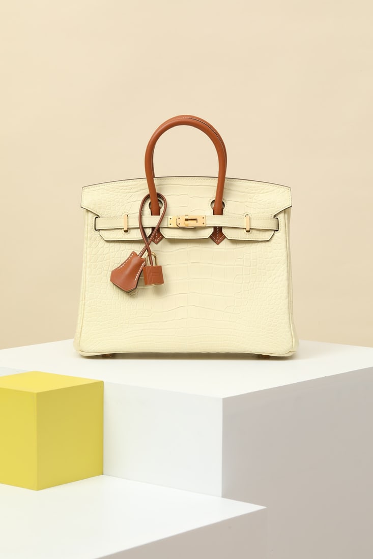 Hermes: Model: BK25 Code: BK2502300 Color: Y1 Vanilla 37 Golden Brown Dimensions: Length 25cm x Depth 20cm x Width 13cm Material: Matte Alligator Saddle Leather (pressed square opening) Birkin 25 Alligator Ha