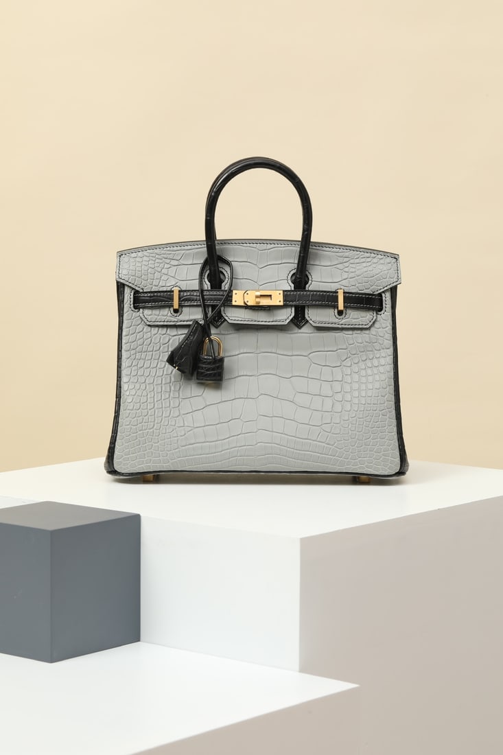 Hermes: Model: BK25 Code: BK2502600 Color: 80 Pearl Grey CK89 Black Dimensions: Length 25cm x Depth 20cm x Width 13cm Material: Matte American Alligator (pressed square opening) Birkin 25 Alligator Handbag, i
