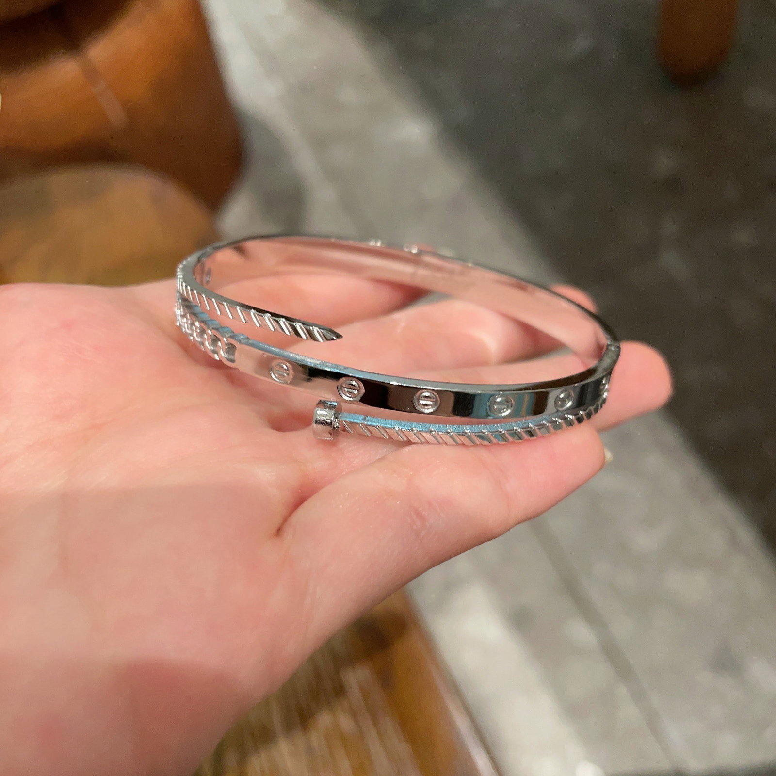 Cartier Nail Bracelet: The new narrow design of the Cartier Nail bracelet is even more exquisite. Such a beautiful piece is a must-have; it's incredibly flattering and makes your skin look brighter. A wonderful gift for you