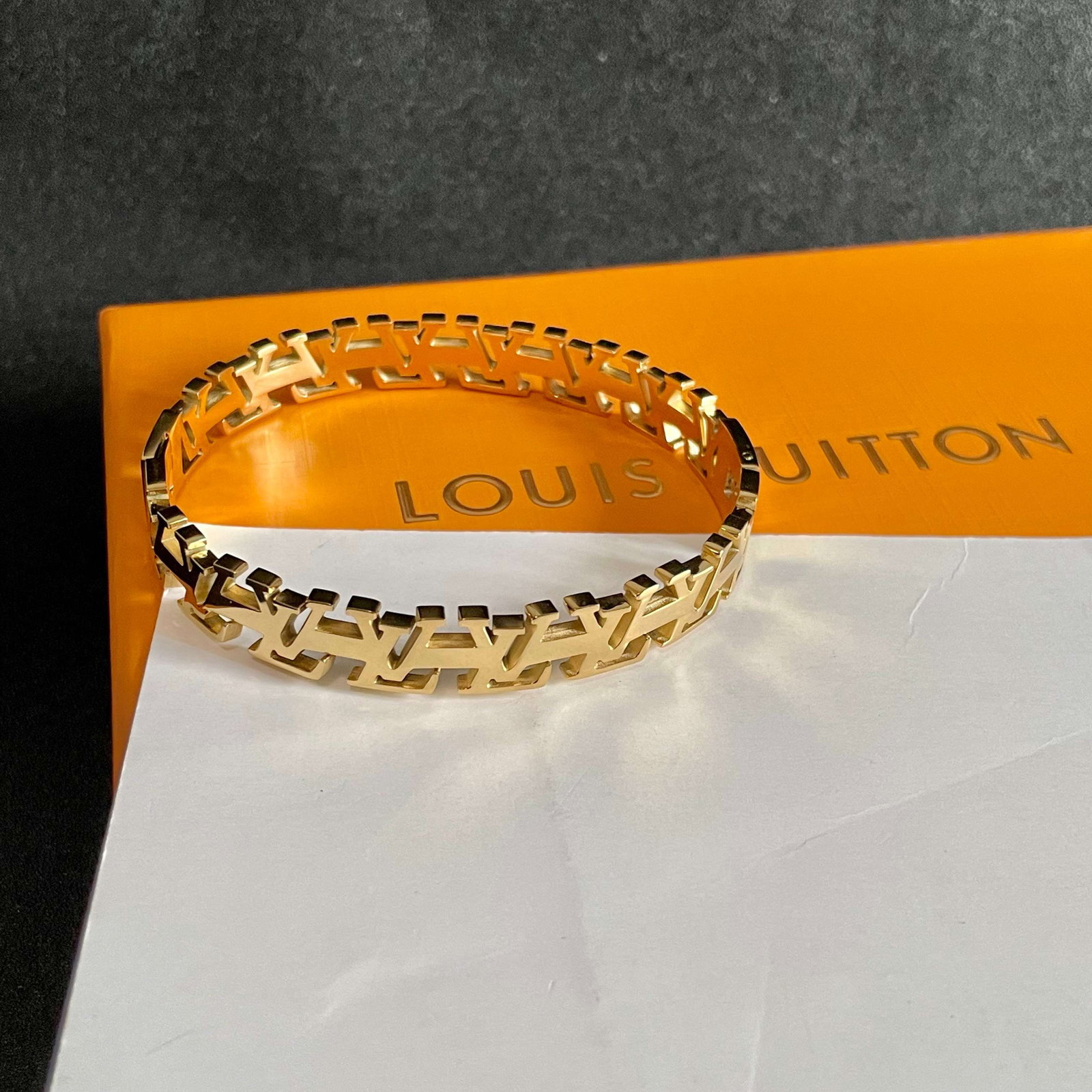 Dior's beautiful openwork diamond-encrusted bracelet: Dior's beautiful openwork diamond-encrusted bracelet is simple yet elegant, with a white gold color that flatters the complexion. It can be layered with your existing bracelets for a stunning look. A 