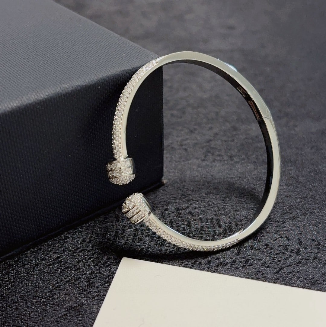 Piaget full diamond bracelet: Piaget full diamond bracelet, an exquisite little accessory, suitable for all seasons! Elevate your style with subtle details, adding a touch of elegance and sophistication. A fashionable and collecti