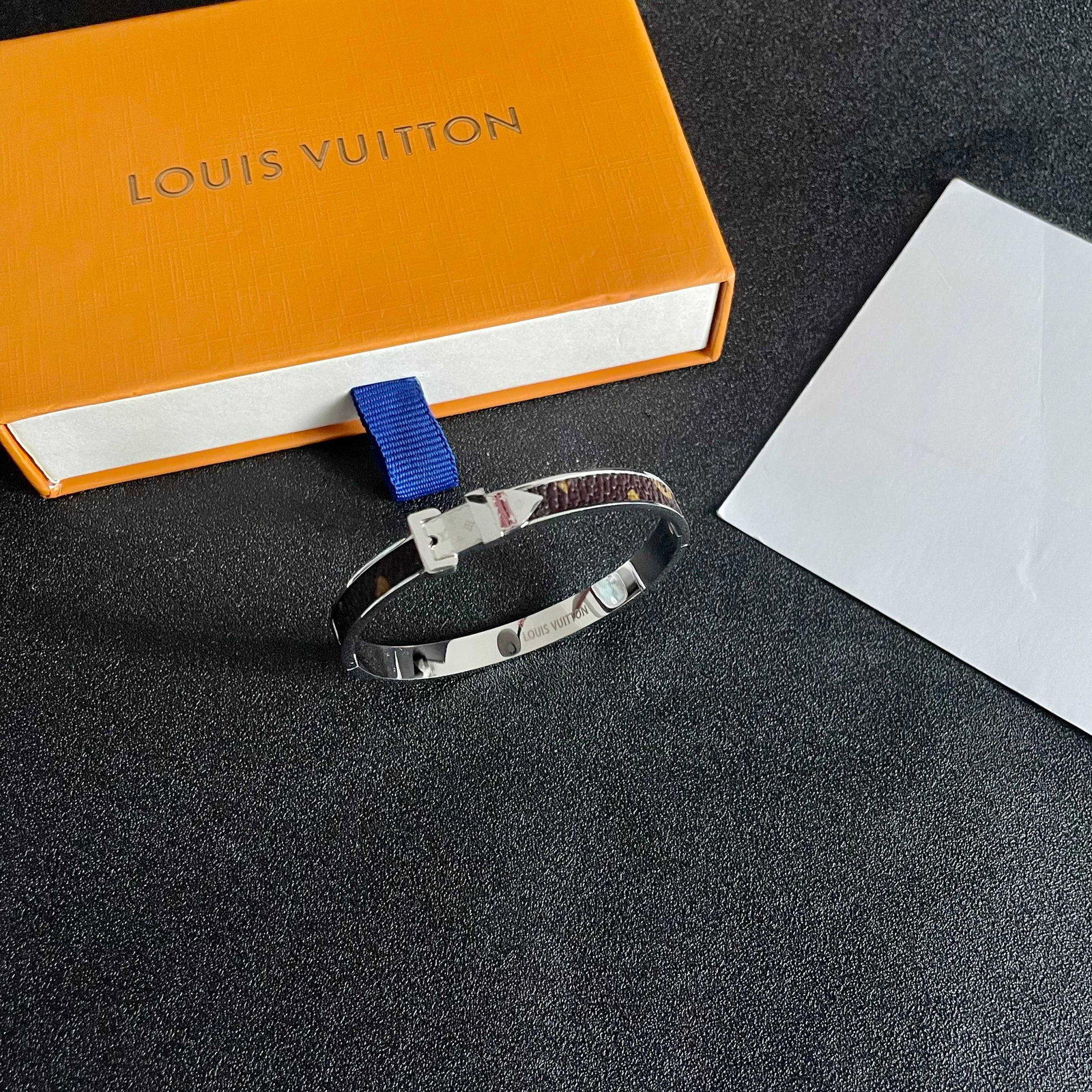 LV unisex belt buckle bracelet: This unisex LV belt buckle bracelet is a hot-selling design from Louis Vuitton. Its unique retro-chic style has been beloved by women since its launch. Each color has its own unique brilliance! It loo