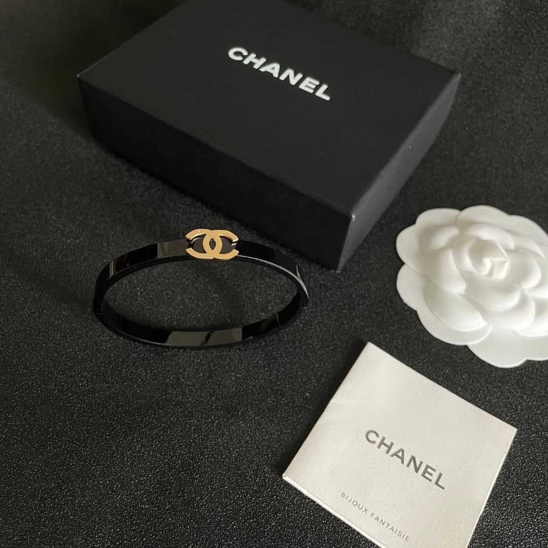 Chanel Carbon Black Bracelet: The Chanel charcoal black bracelet boasts a beautifully matched color scheme, exuding a sophisticated and goddess-like aura. It's a high-end, classic, and incredibly alluring piece with excellent valu