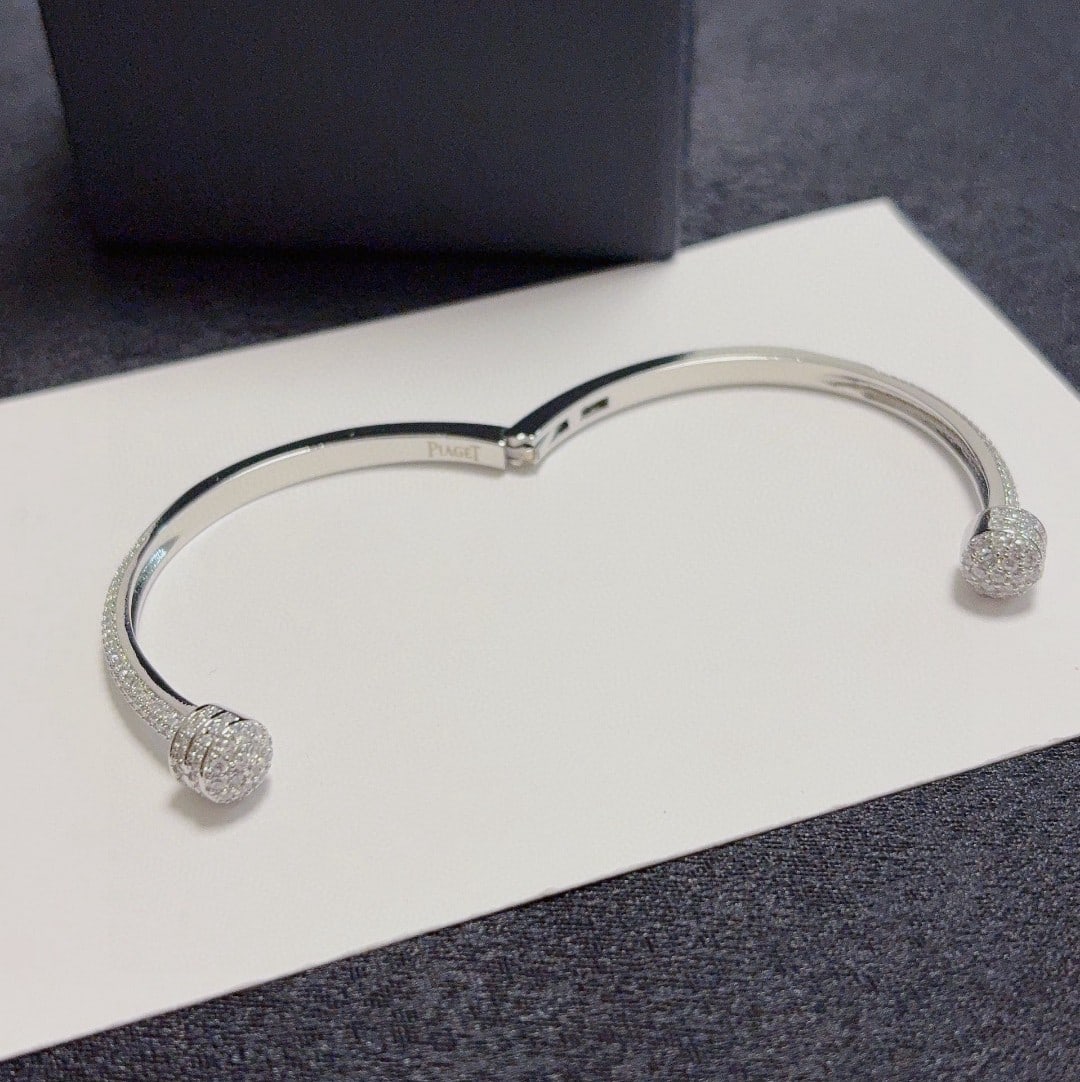 Piaget full diamond bracelet: Piaget full diamond bracelet, an exquisite little accessory, suitable for all seasons! Elevate your style with subtle details, adding a touch of elegance and sophistication. A fashionable and collecti