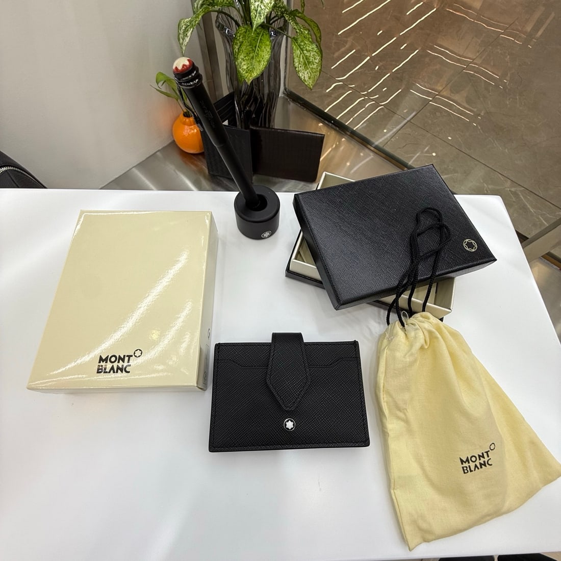 MONTBLANC Masterpiece Series 5-Card Snap Snap Card Holder: MONTBLANC Masterpiece Series 5-Slot Snap-on Card Holder, Classic Black Material: Cowhide Leather. A wonderful gift for you or your loved one. We offer consoiled shipping for all goods to our domestic 