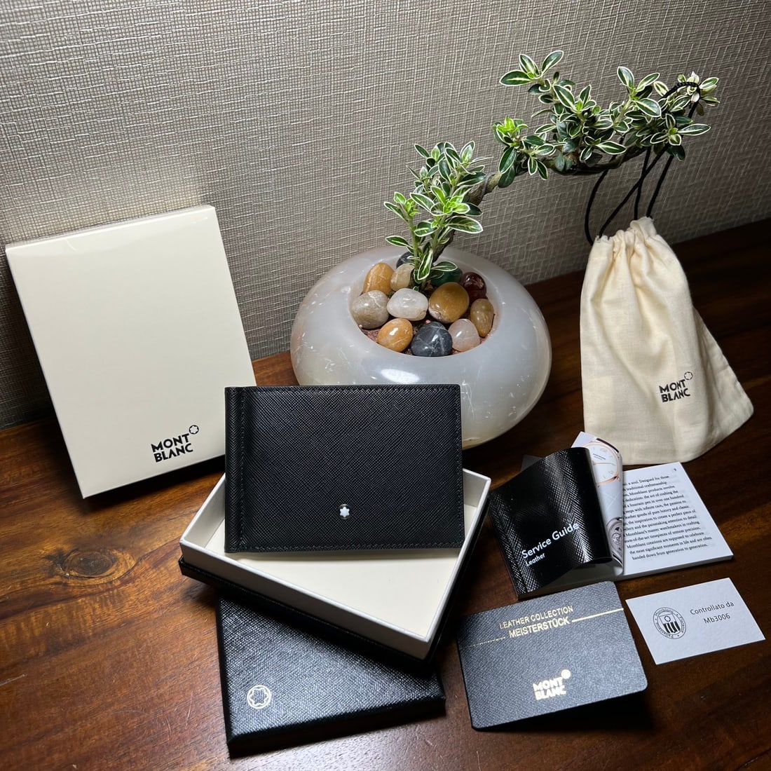 MONTBLANC Masterpiece Series Dollar Wallet Classic Black: MONTBLANC Masterpiece Collection US Dollar Wallet, Classic Black Material: Cowhide. A wonderful gift for you or your loved one. We offer consoiled shipping for all goods to our domestic and internatio