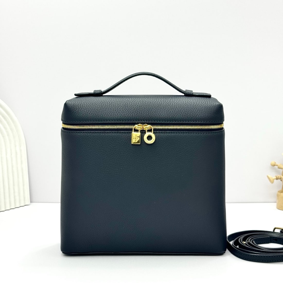 Loropiana Extra Pocket L23.5 Backpack: The Loropiana Extra Pocket L23.5 backpack in deep royal blue transforms a minimalist design into a large-capacity square bag, elongated towards the base. Crafted from calfskin, the subtle hammered tex