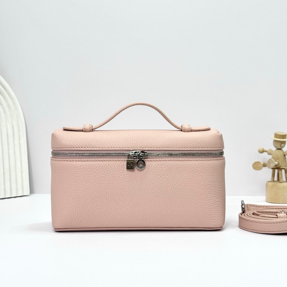Loropiana Extra Pocket L19 Clutch: Loropiana Extra Pocket L19 in Marble Pink is a functional clutch with a wide opening, combining classic style and minimalist design. The bag is made of calfskin with a subtle hammered texture, and lin