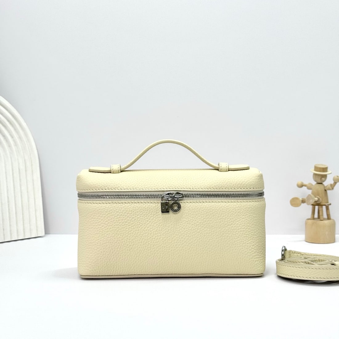 Loropiana Extra Pocket L19 Clutch: Loropiana Extra Pocket L19 in Ice Cream Yellow is a functional clutch with a wide opening, combining classic style with minimalist design. The bag is made of calfskin with a subtle hammered texture, a