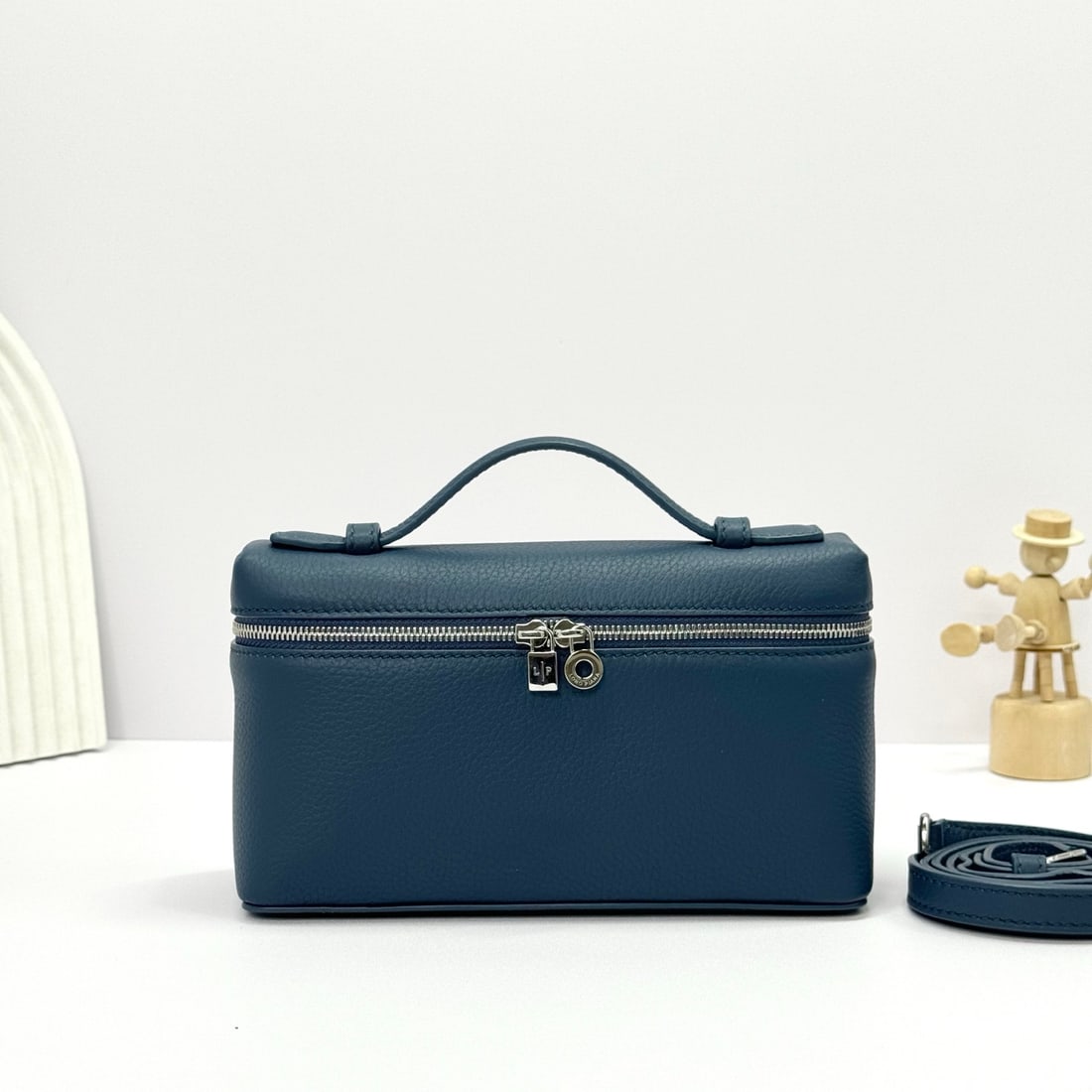 Loropiana Extra Pocket L19 Clutch: Loropiana Extra Pocket L19 in Nightingale Blue is a functional clutch with a wide opening, combining classic style with minimalist design. The bag is made of calfskin with a subtle hammered texture, a