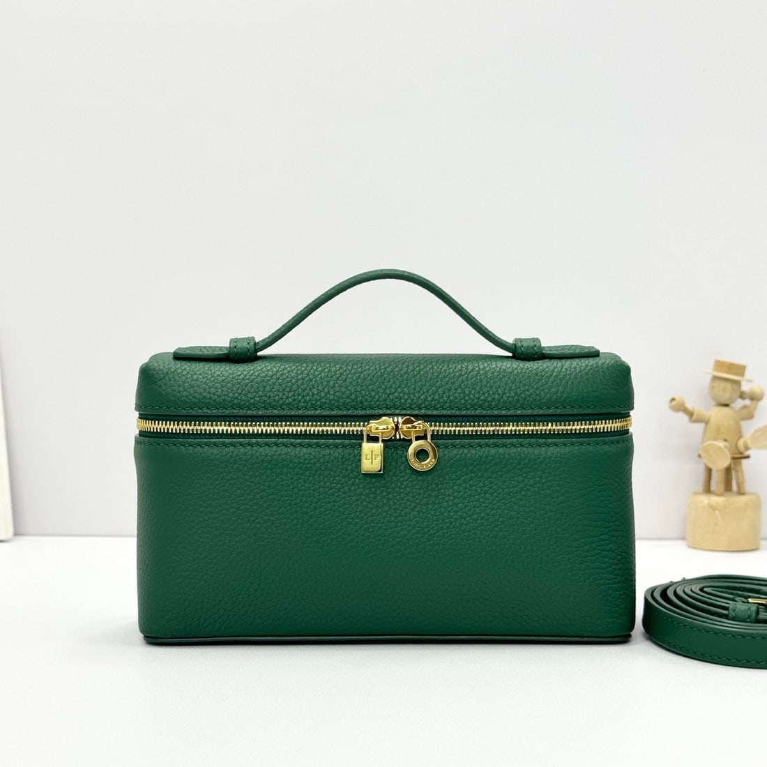 Loropiana Extra Pocket L19 Clutch: Loropiana Extra Pocket L19 in Forest Green is a functional clutch with a wide opening, combining classic style with minimalist design. The bag is made of calfskin with a subtle hammered texture, and l