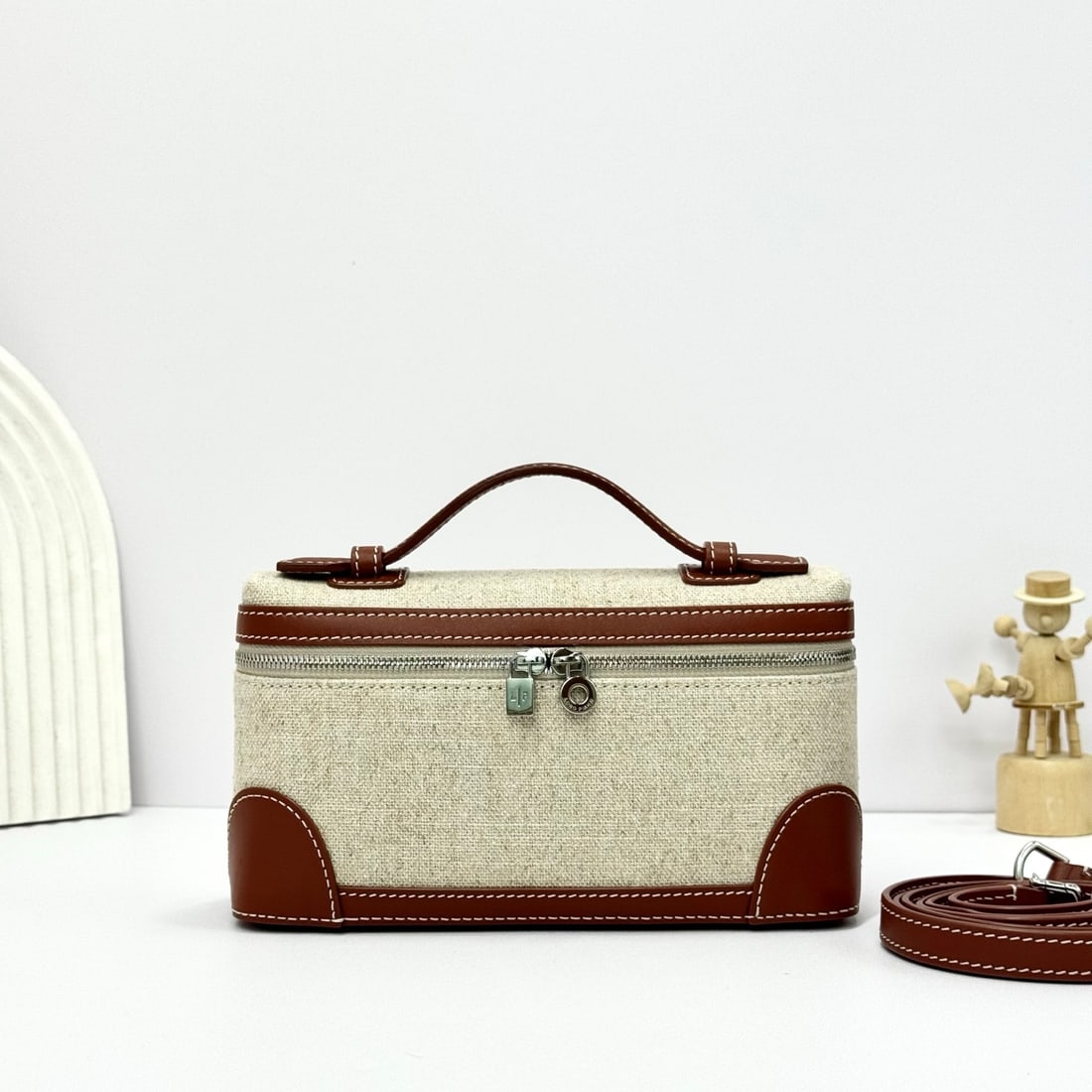 Loropiana Extra Pocket L19 Clutch: Loropiana Extra Pocket L19 in Warm Linen Brown is a functional clutch with a wide opening, combining classic style with minimalist design. The body is made of calfskin with a subtle hammered texture, 