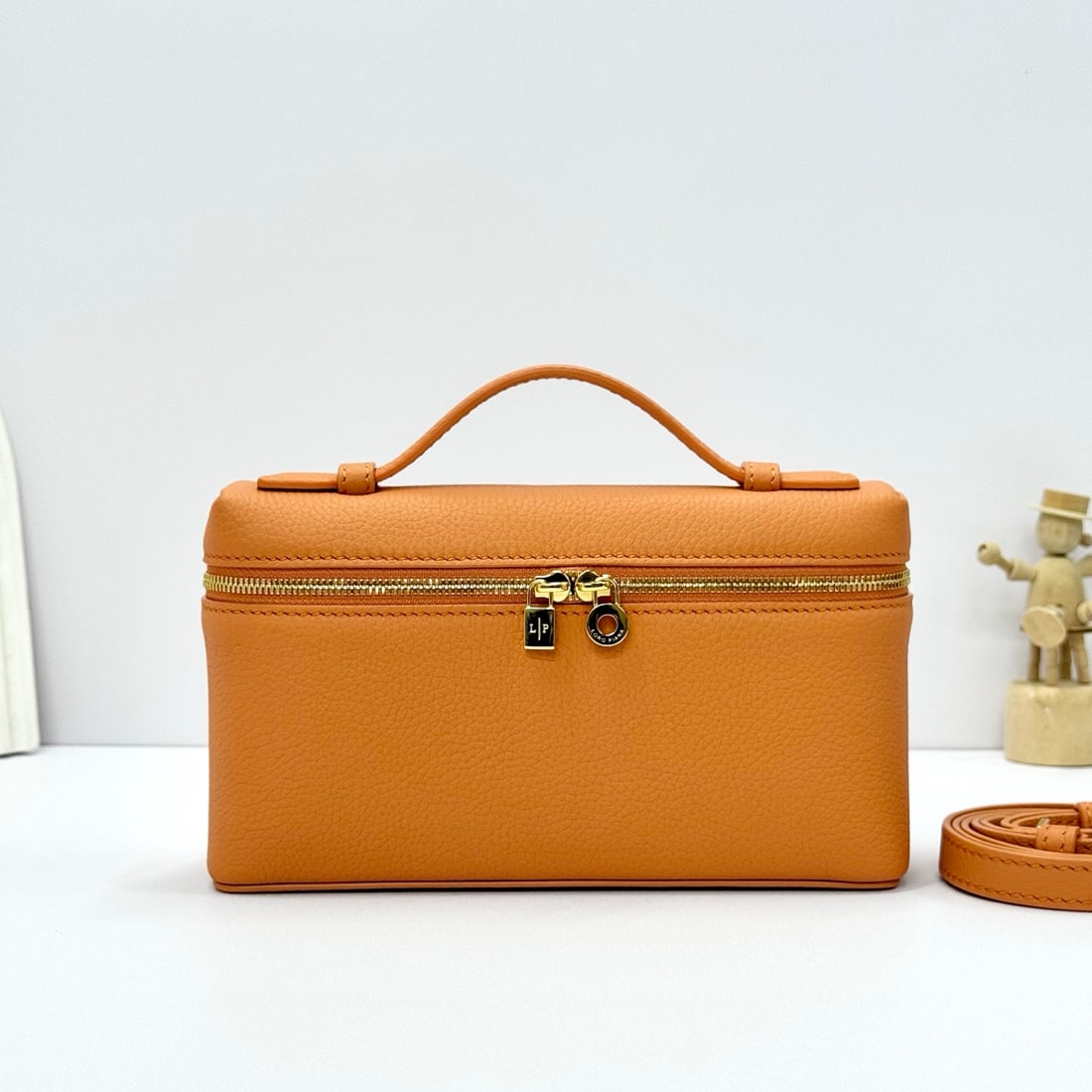 Loropiana Extra Pocket L19 Clutch: Loropiana Extra Pocket L19 in Cinnamon Orange is a functional clutch with a wide opening, combining classic style with minimalist design. The body is made of calfskin with a subtle hammered texture, w