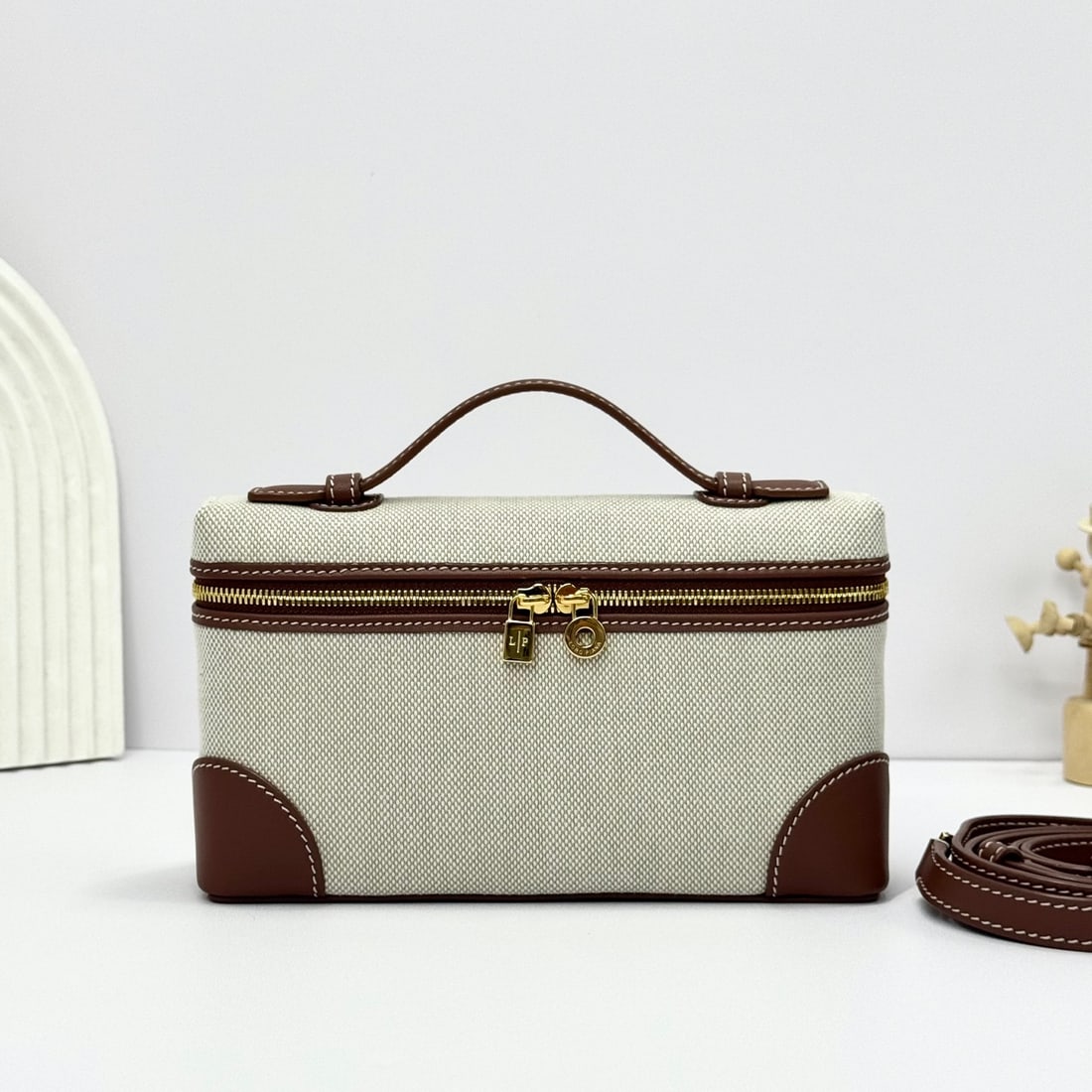 Loropiana Extra Pocket L19 Clutch: Loropiana Extra Pocket L19 Caramel Canvas Corner Patch: This is a functional clutch with a wide opening, combining classic style and minimalist design. The bag is made of calfskin with a subtle hammer