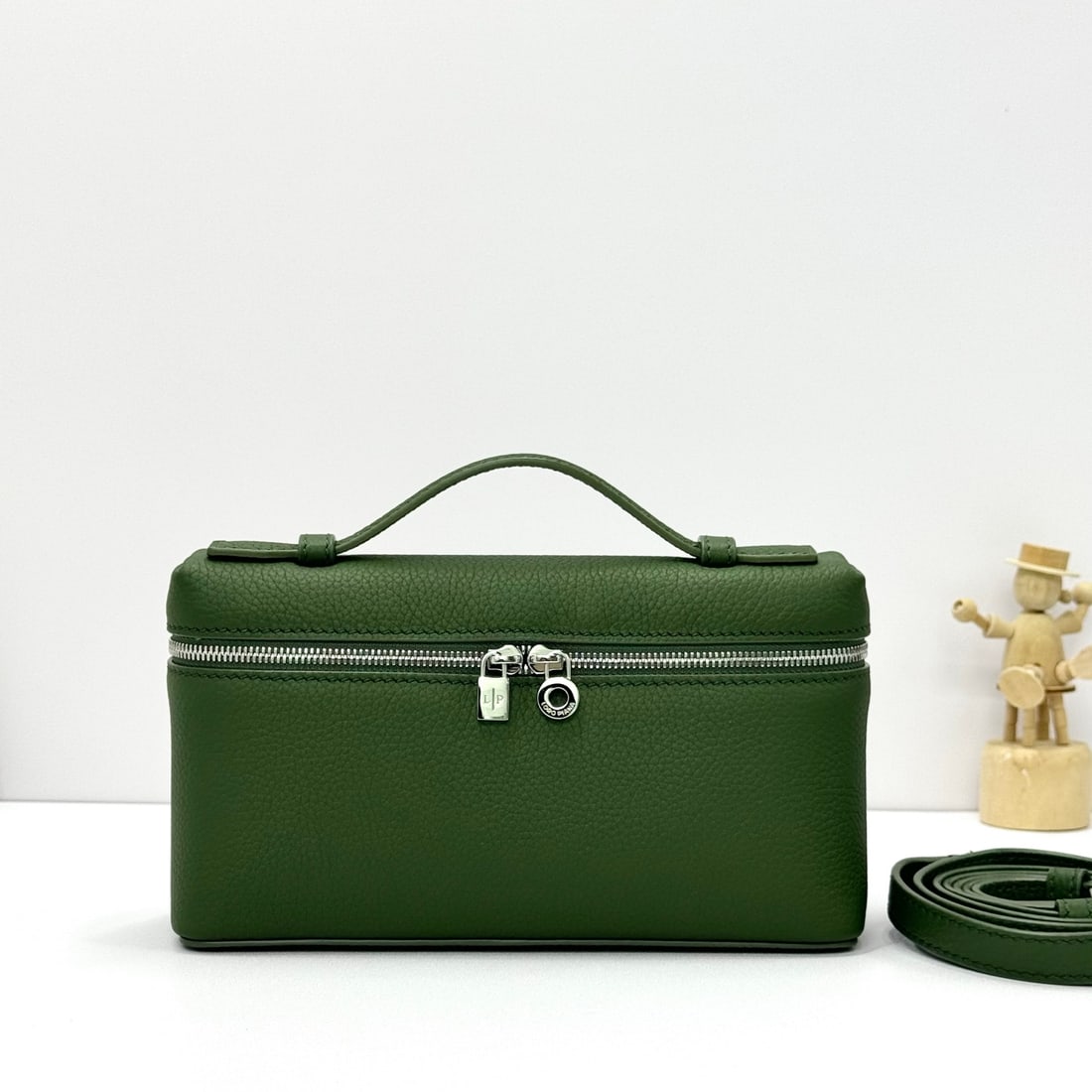 Loropiana Extra Pocket L19 Clutch: Loropiana Extra Pocket L19 in Lichen Green is a functional clutch with a wide opening, combining classic style with minimalist design. The bag is made of calfskin with a subtle hammered texture, and l
