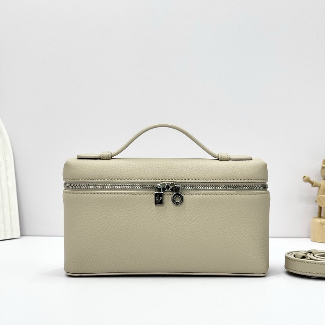 Loropiana Extra Pocket L19 Clutch: Loropiana Extra Pocket L19 in Light Beige is a functional clutch with a wide opening, combining classic style with minimalist design. The bag is made of calfskin with a subtle hammered texture, and li